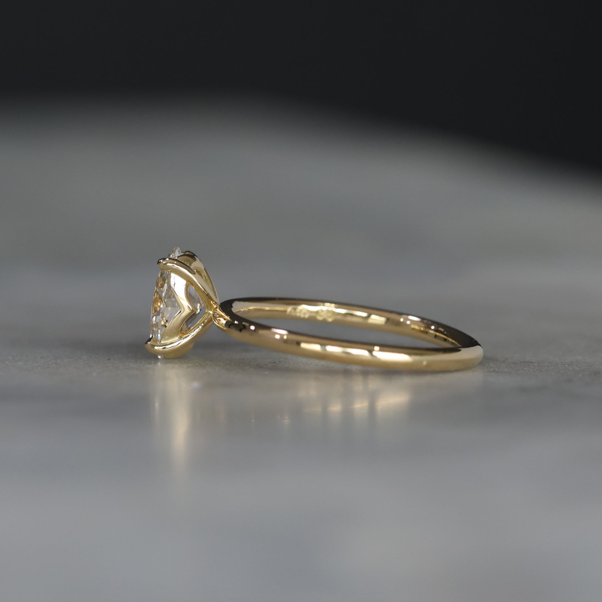 OVAL CUT / LAB DIAMOND SOLITAIRE III