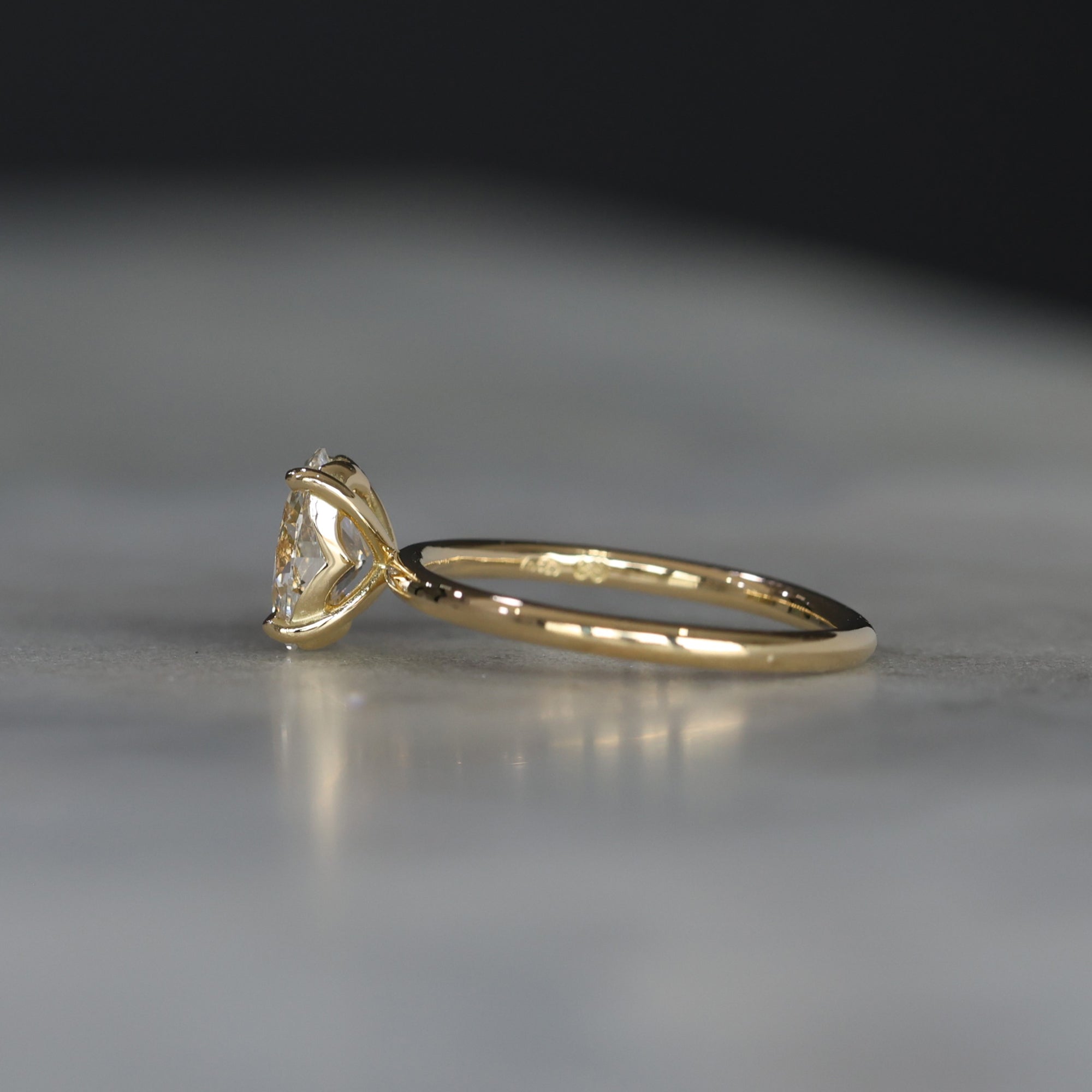 OVAL CUT / LAB DIAMOND SOLITAIRE III