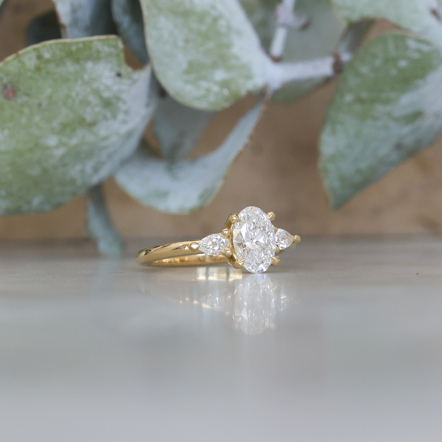 MAY TRILOGY / 1.10ct OVAL LAB DIAMOND RING