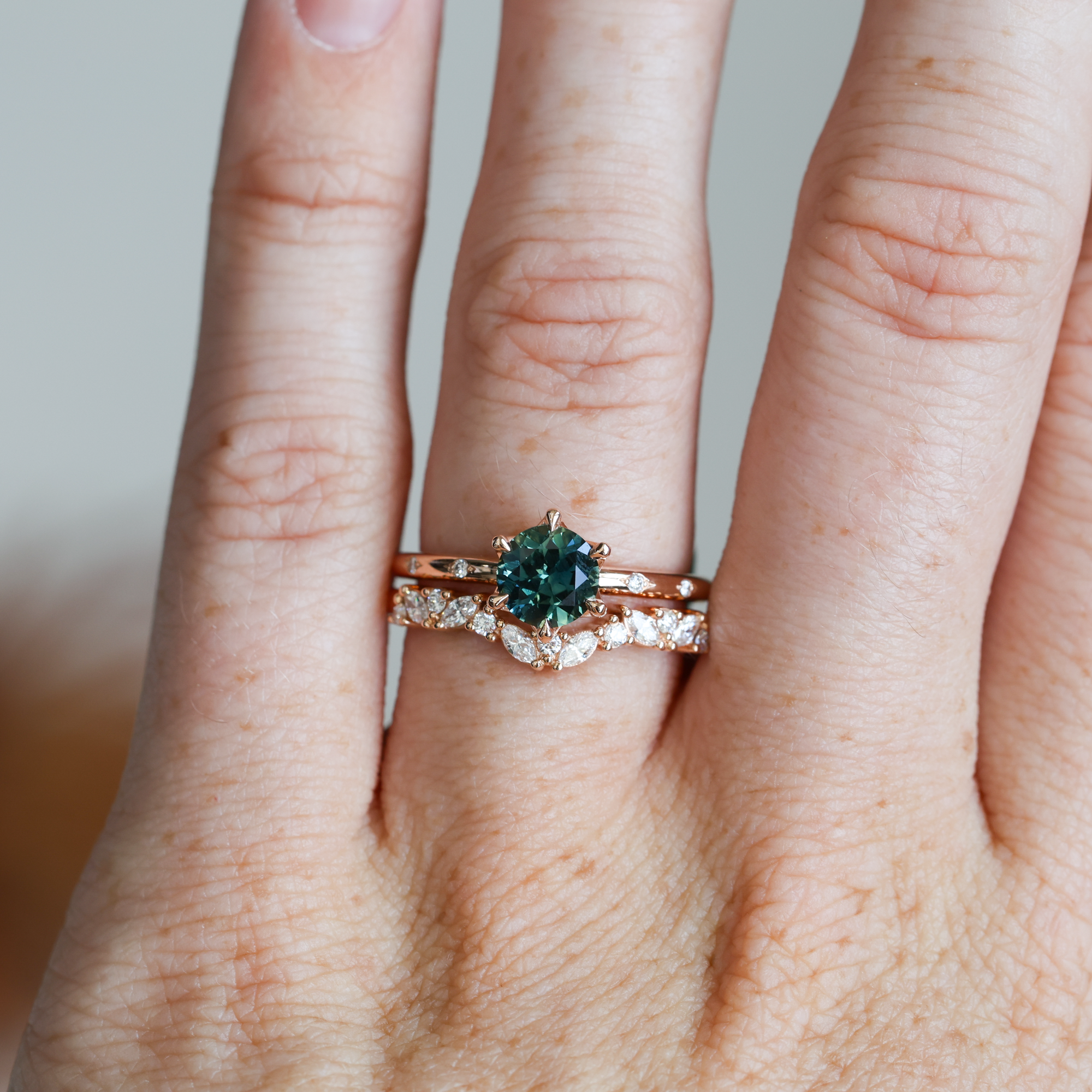 STARDUST / 1.14ct ROUND AUSTRALIAN PARTI SAPPHIRE SOLITAIRE ENGAGEMENT RING