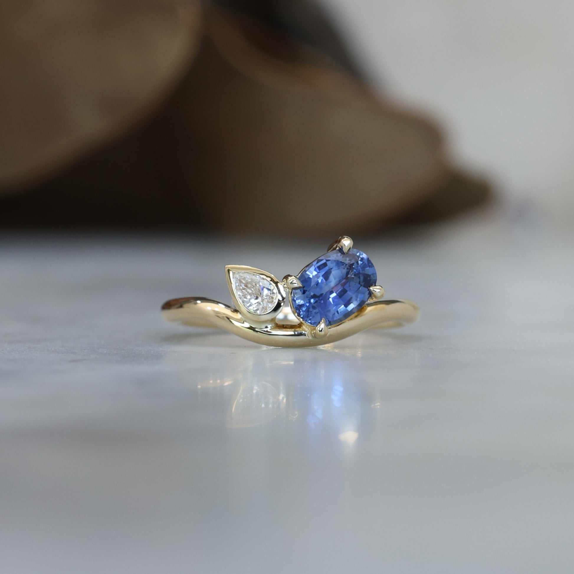 18ct gold toi et moi ring cornflower blue sapphire oval cut handcrafted