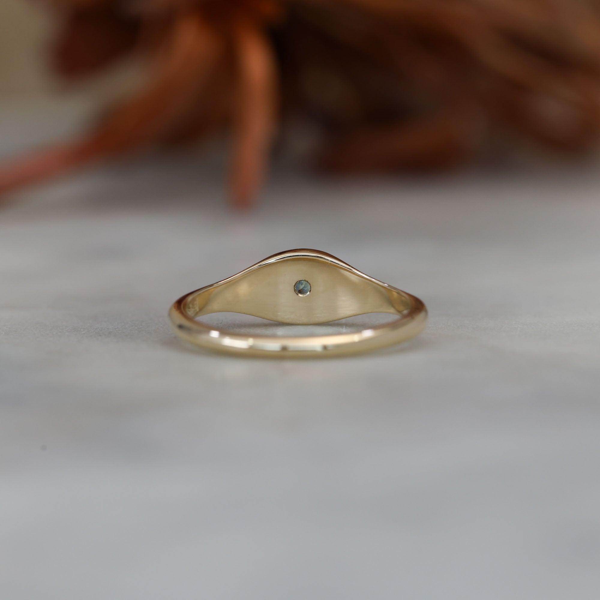 2.90mm round australian sapphire signet ring yellow gold