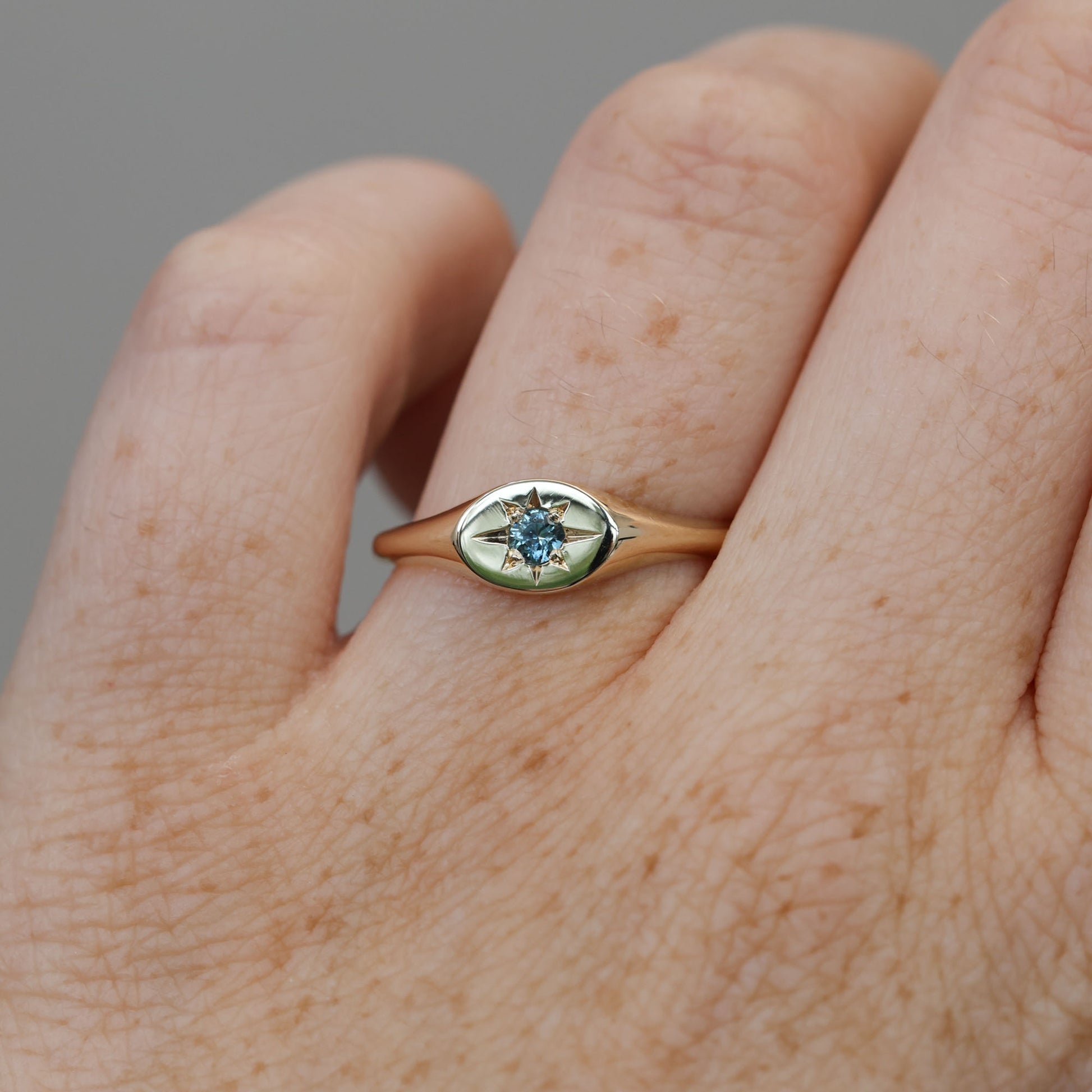 2.90mm round australian sapphire signet ring yellow gold