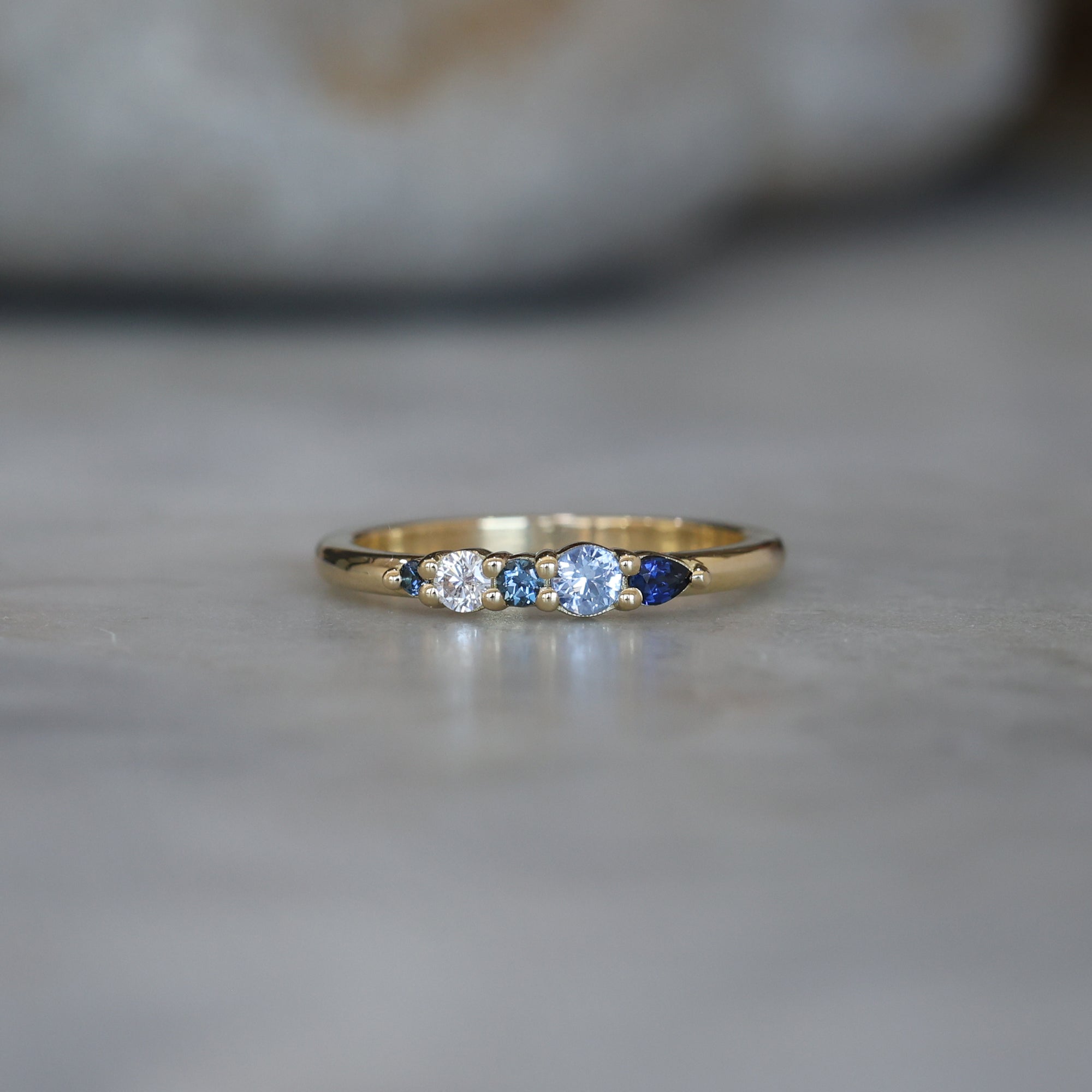 AUSTRALIAN SAPPHIRE & DIAMOND / CLUSTER RING