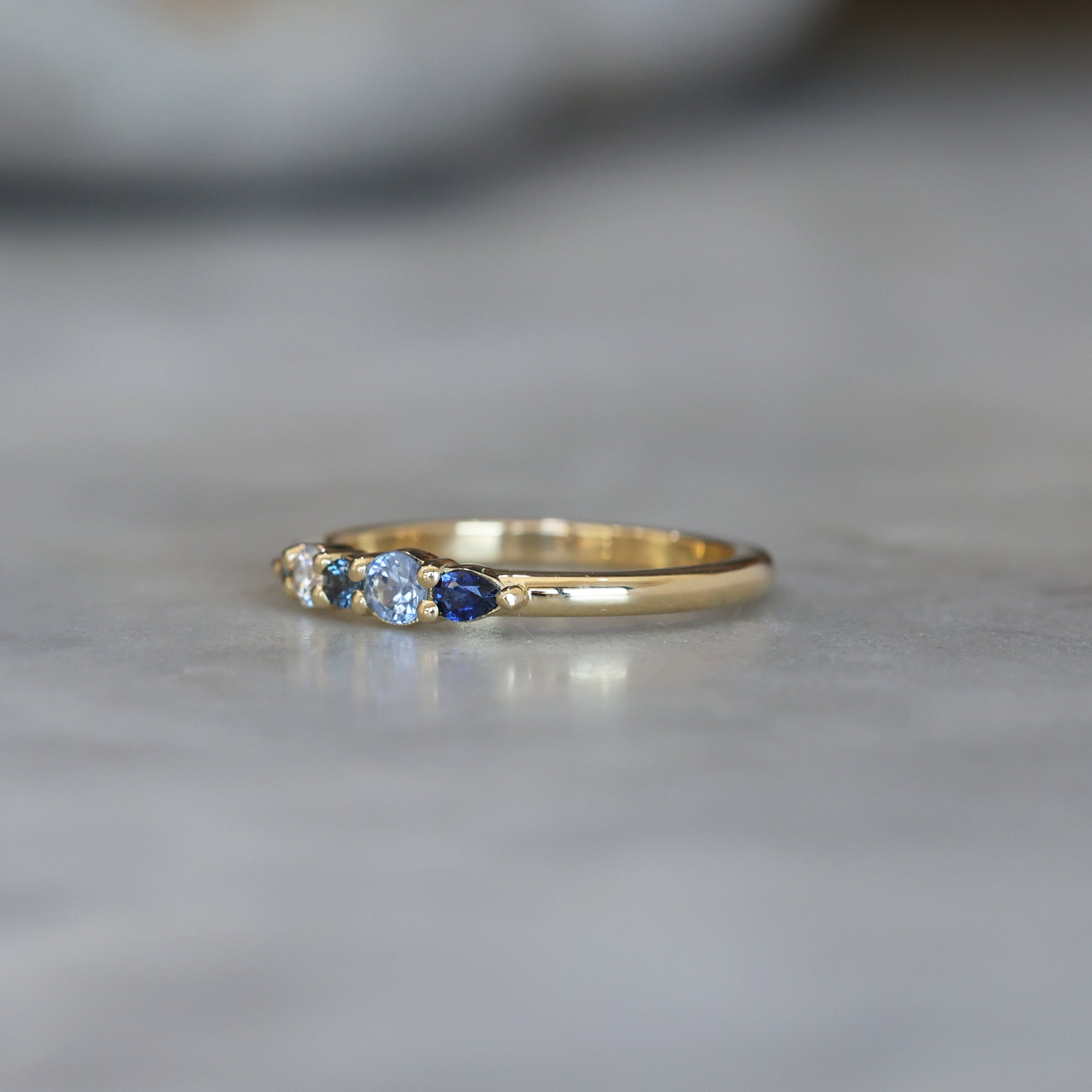 AUSTRALIAN SAPPHIRE & DIAMOND / CLUSTER RING