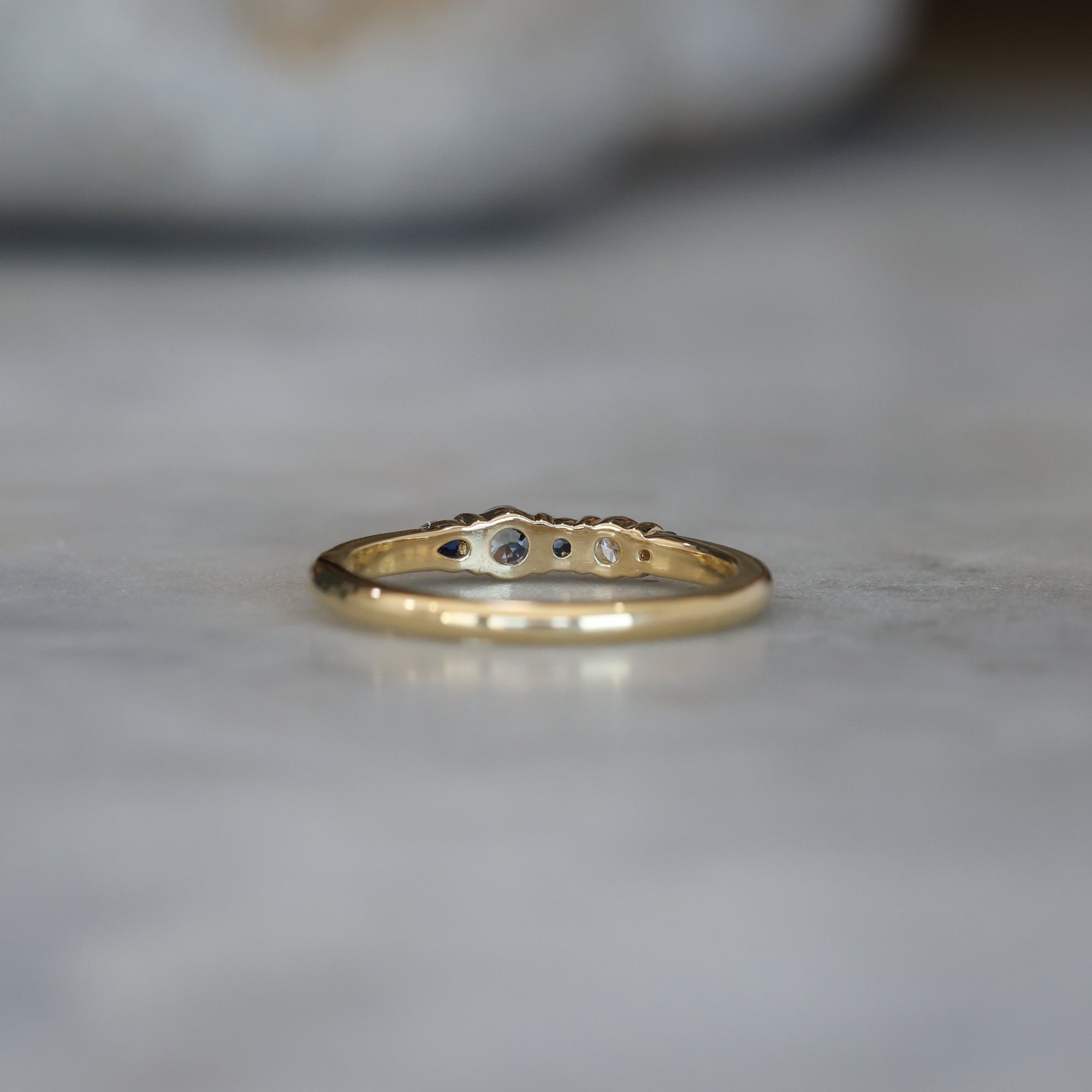 AUSTRALIAN SAPPHIRE & DIAMOND / CLUSTER RING