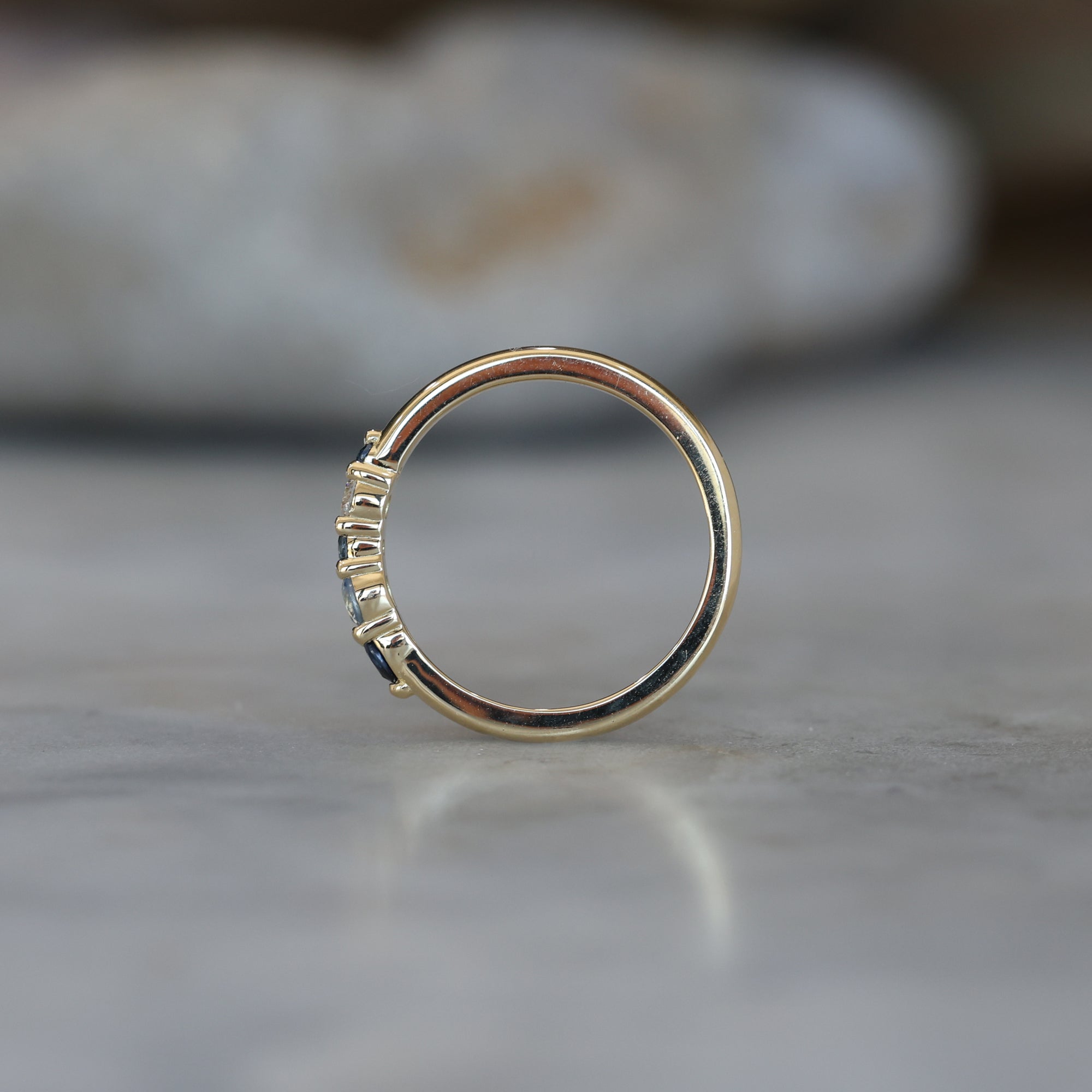 AUSTRALIAN SAPPHIRE & DIAMOND / CLUSTER RING