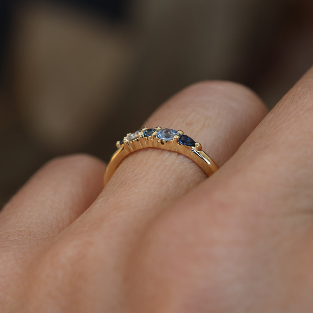 AUSTRALIAN SAPPHIRE & DIAMOND / CLUSTER RING