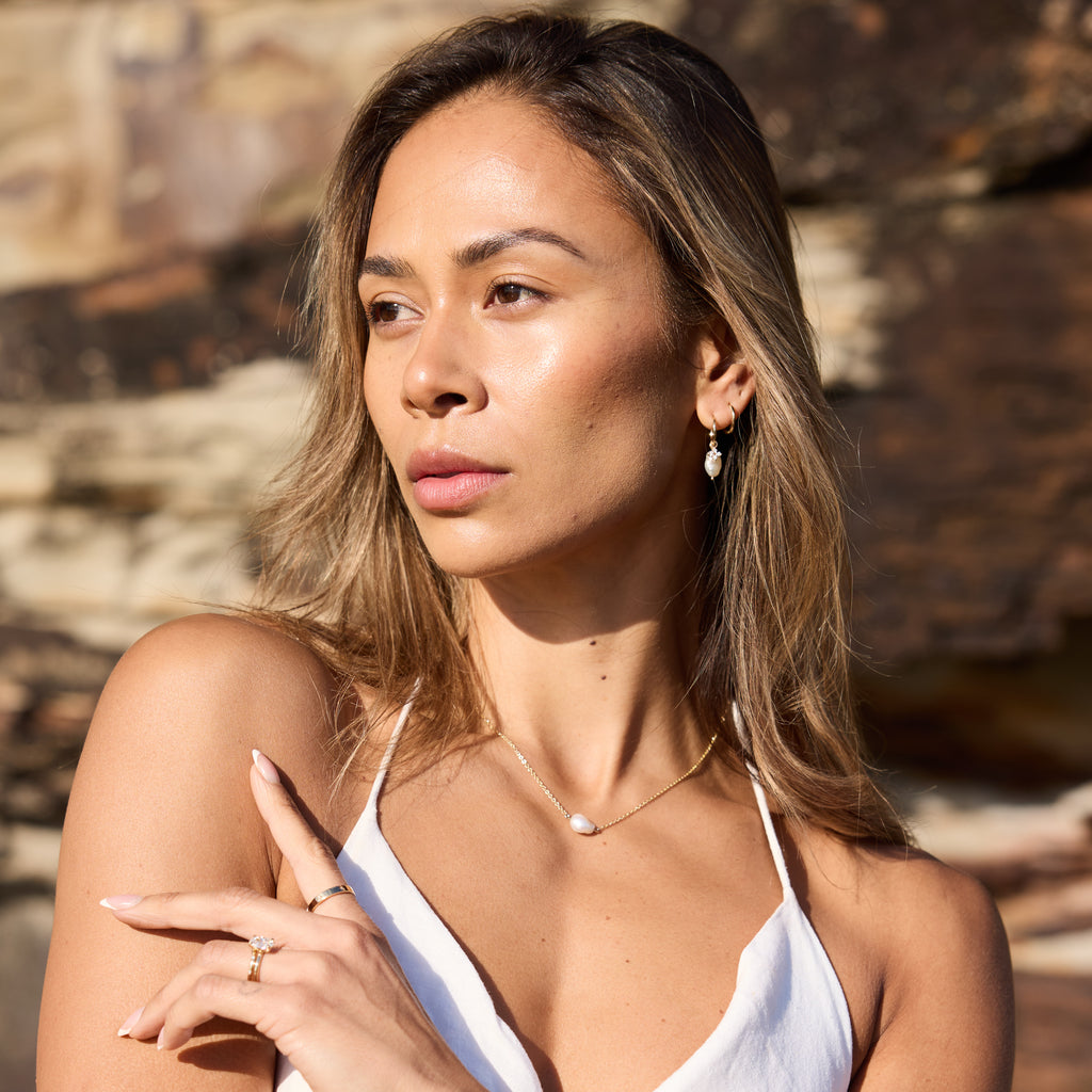 East west natural pearl necklace on neck