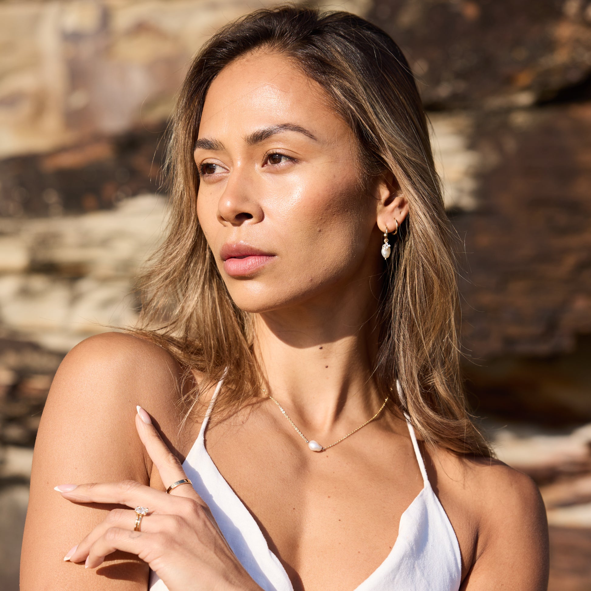 East west natural pearl necklace on neck