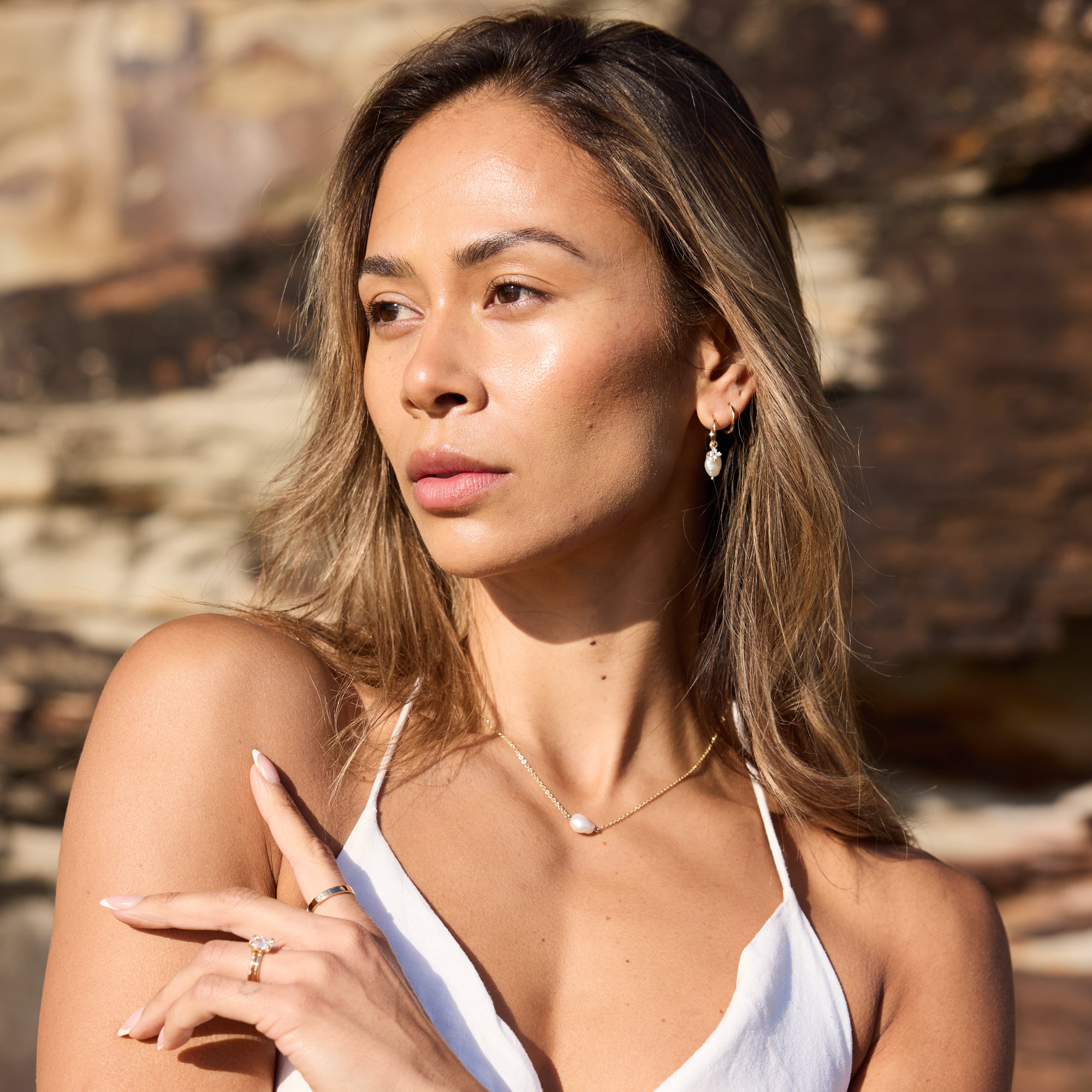 East west natural pearl necklace on neck