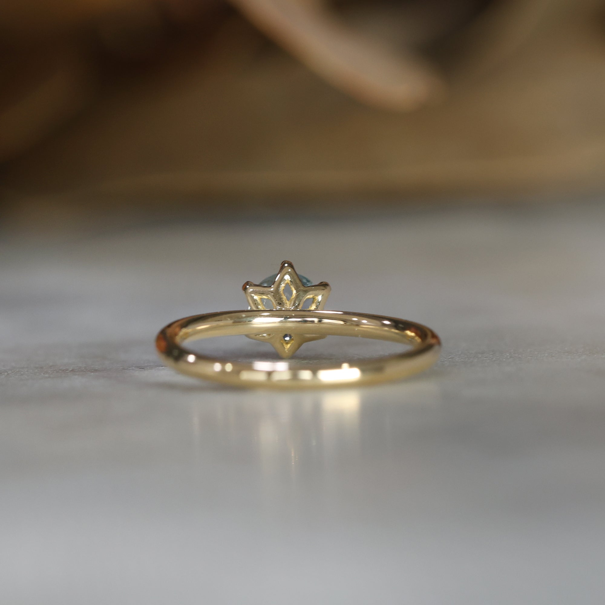 LOTUS / 0.69ct ROUND MONTANA SAPPHIRE 6 CLAW SOLITAIRE