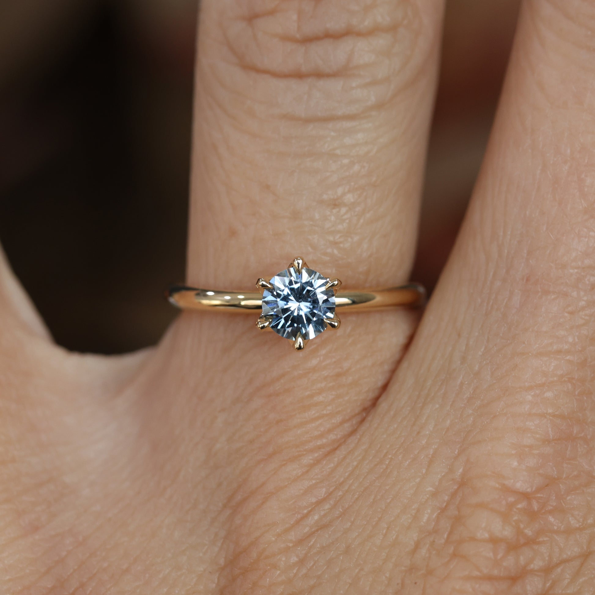LOTUS / 0.69ct ROUND MONTANA SAPPHIRE 6 CLAW SOLITAIRE