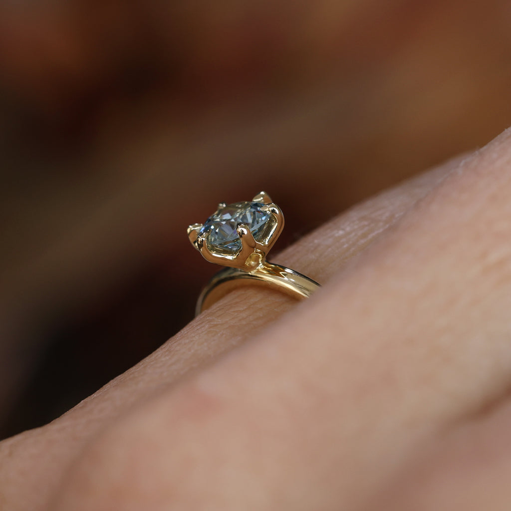 LOTUS / 0.69ct ROUND MONTANA SAPPHIRE 6 CLAW SOLITAIRE