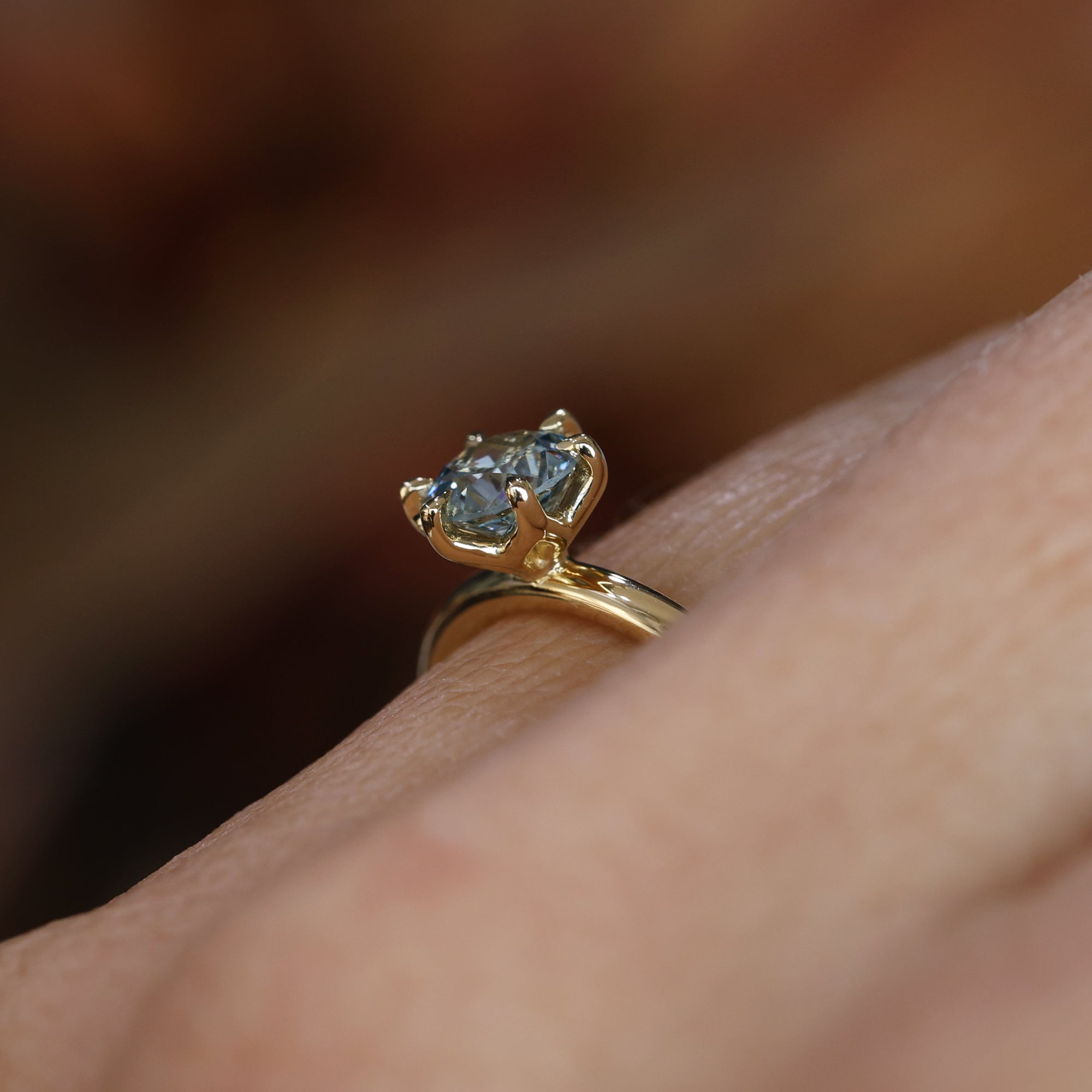 LOTUS / 0.69ct ROUND MONTANA SAPPHIRE 6 CLAW SOLITAIRE