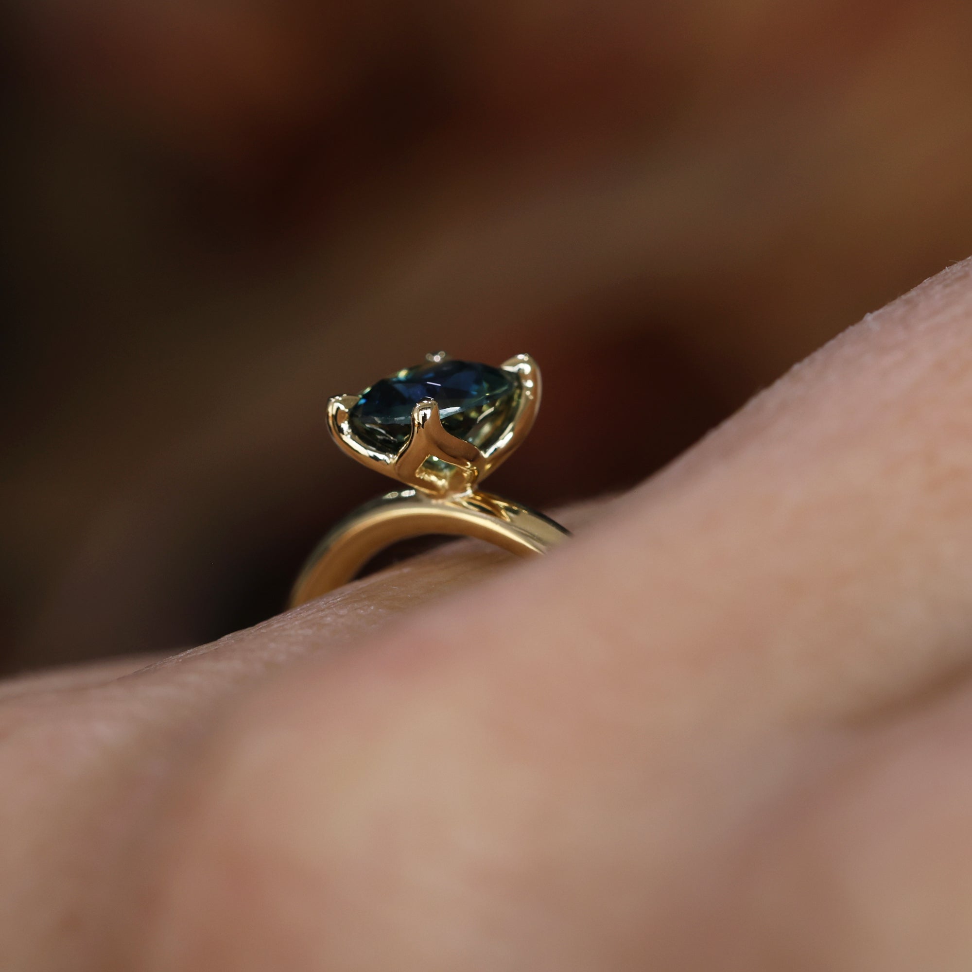 LOTUS / 1.14ct OVAL MADAGASCAN SAPPHIRE 4 CLAW SOLITAIRE