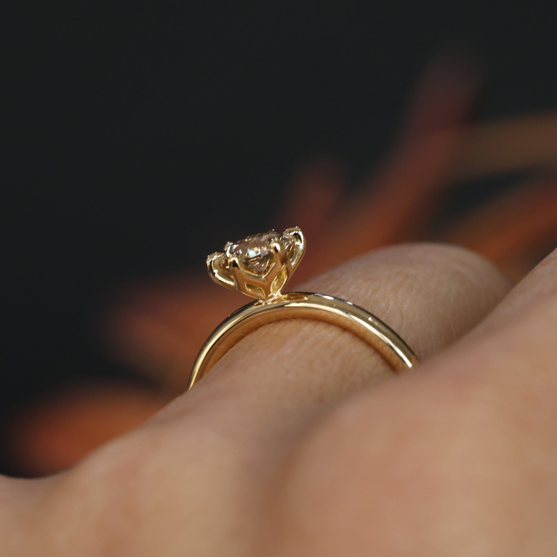 LOTUS / 0.62ct ROUND CUT CHAMPAGNE DIAMOND 6 CLAW SOLITAIRE