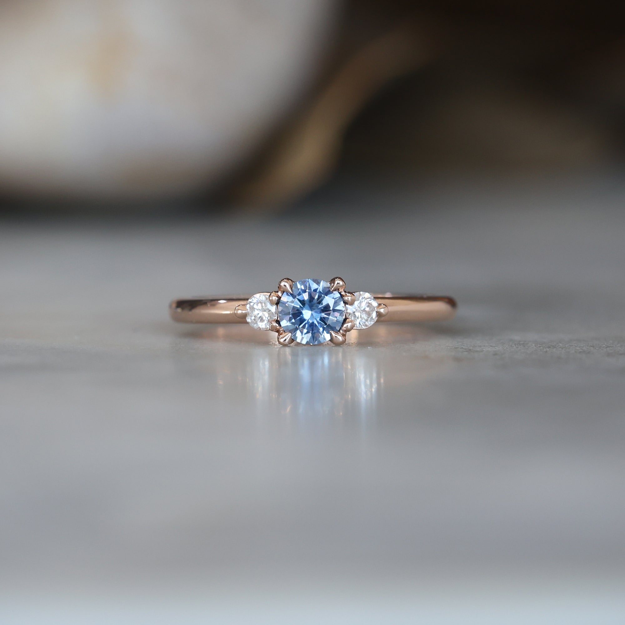 PICCOLO LUNAR TRILOGY / 0.40ct - 4.50mm ROUND MONTANA SAPPHIRE RING