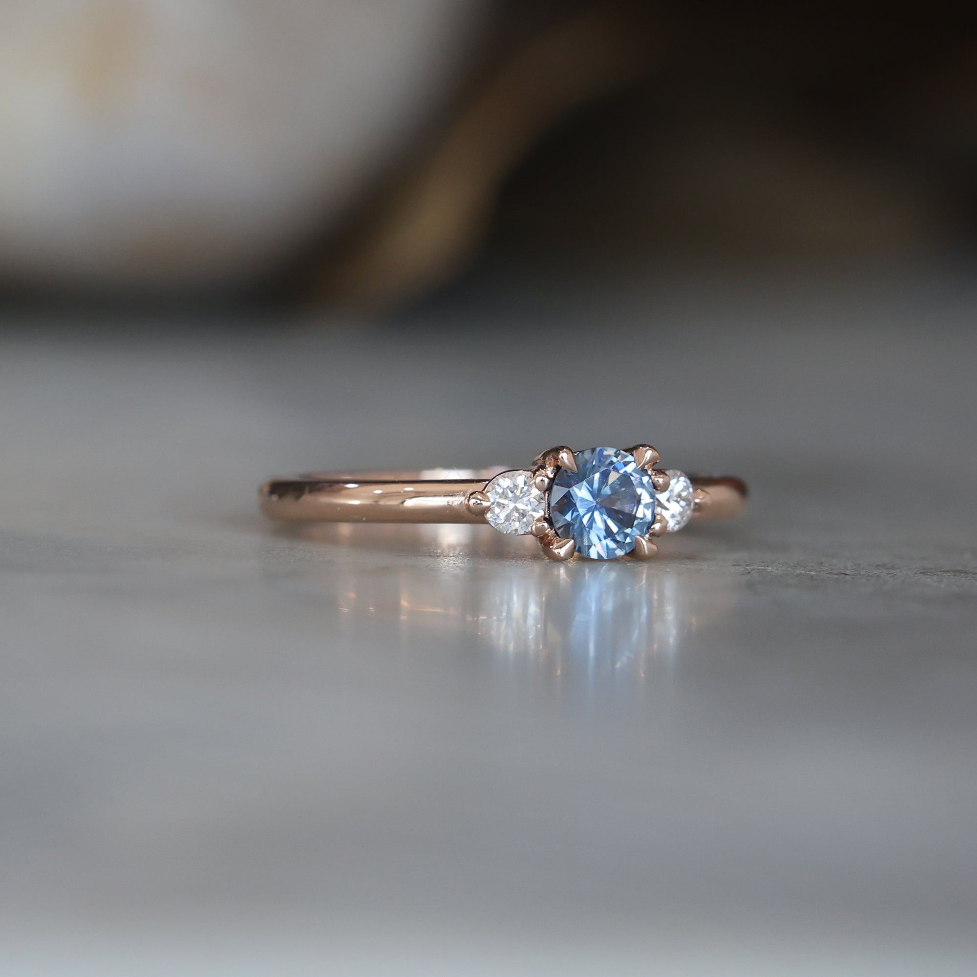 PICCOLO LUNAR TRILOGY / 0.40ct - 4.50mm ROUND MONTANA SAPPHIRE RING