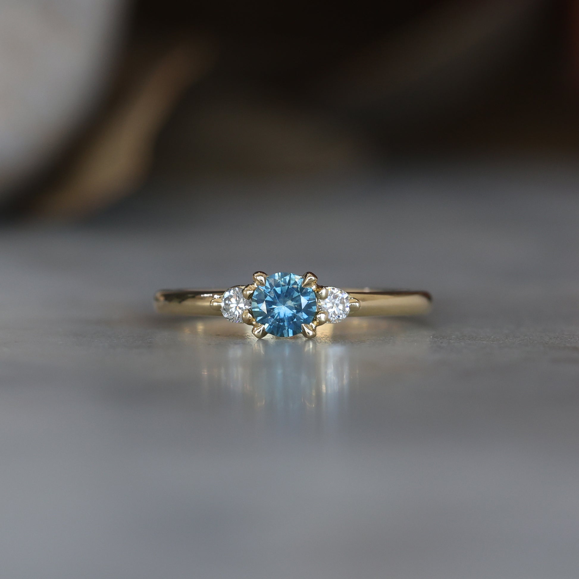 PICCOLO LUNAR TRILOGY / 0.40ct - 4.55mm ROUND MONTANA SAPPHIRE RING