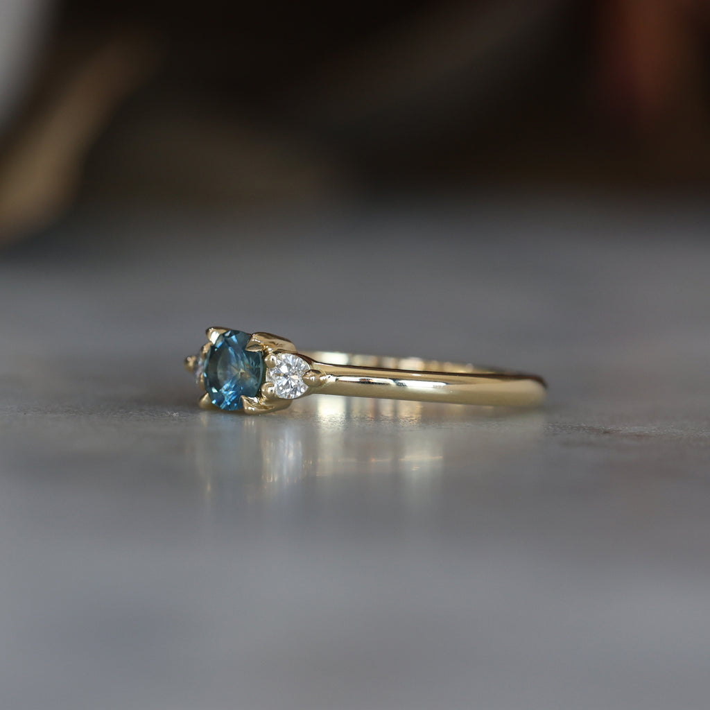 PICCOLO LUNAR TRILOGY / 0.40ct - 4.55mm ROUND MONTANA SAPPHIRE RING