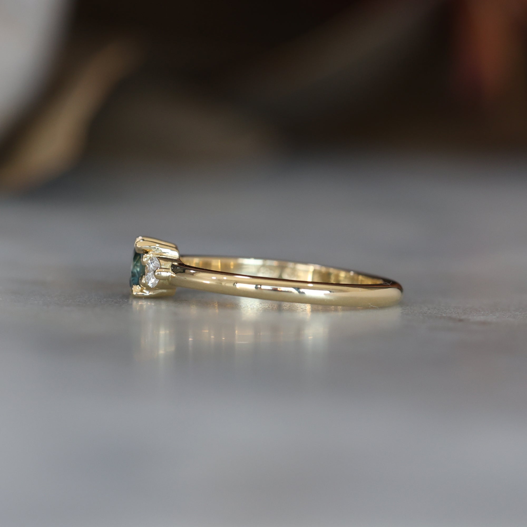 PICCOLO LUNAR TRILOGY / 0.40ct - 4.55mm ROUND MONTANA SAPPHIRE RING