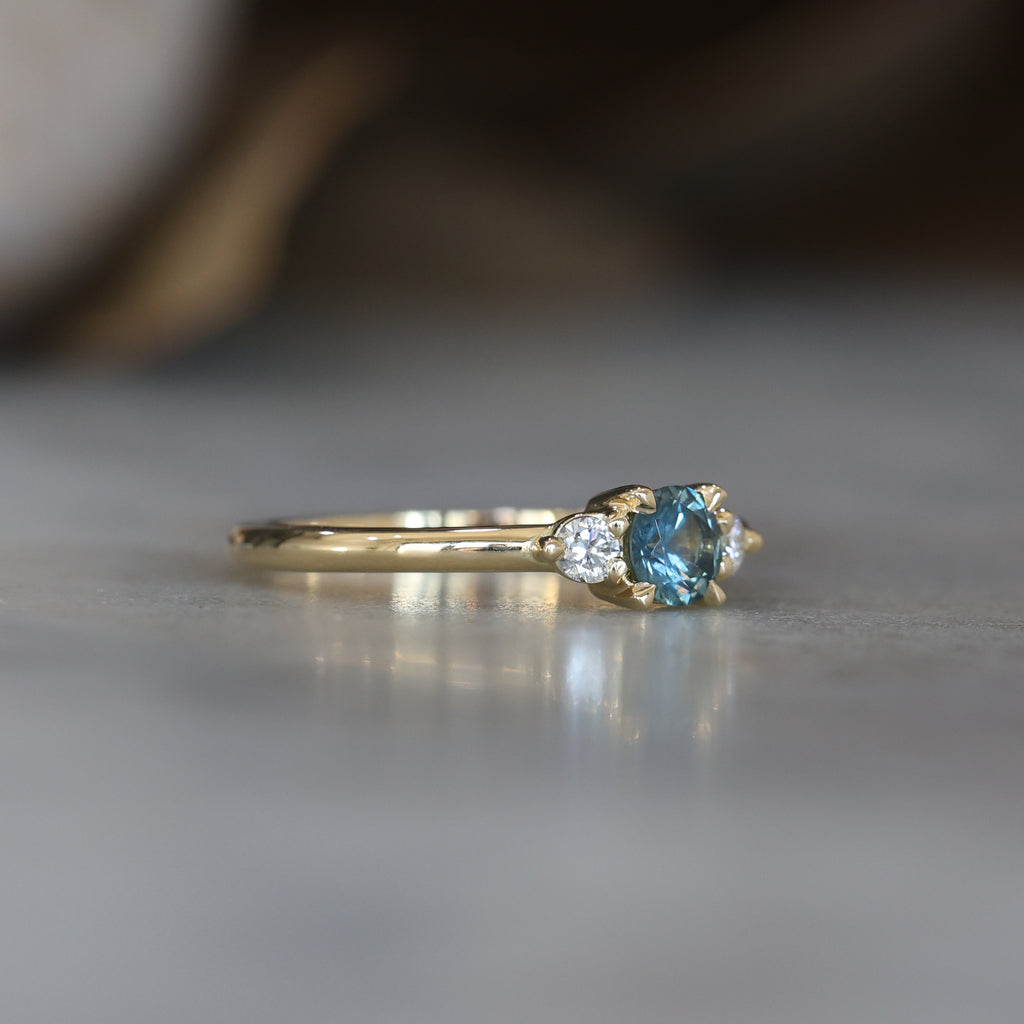 PICCOLO LUNAR TRILOGY / 0.40ct - 4.55mm ROUND MONTANA SAPPHIRE RING