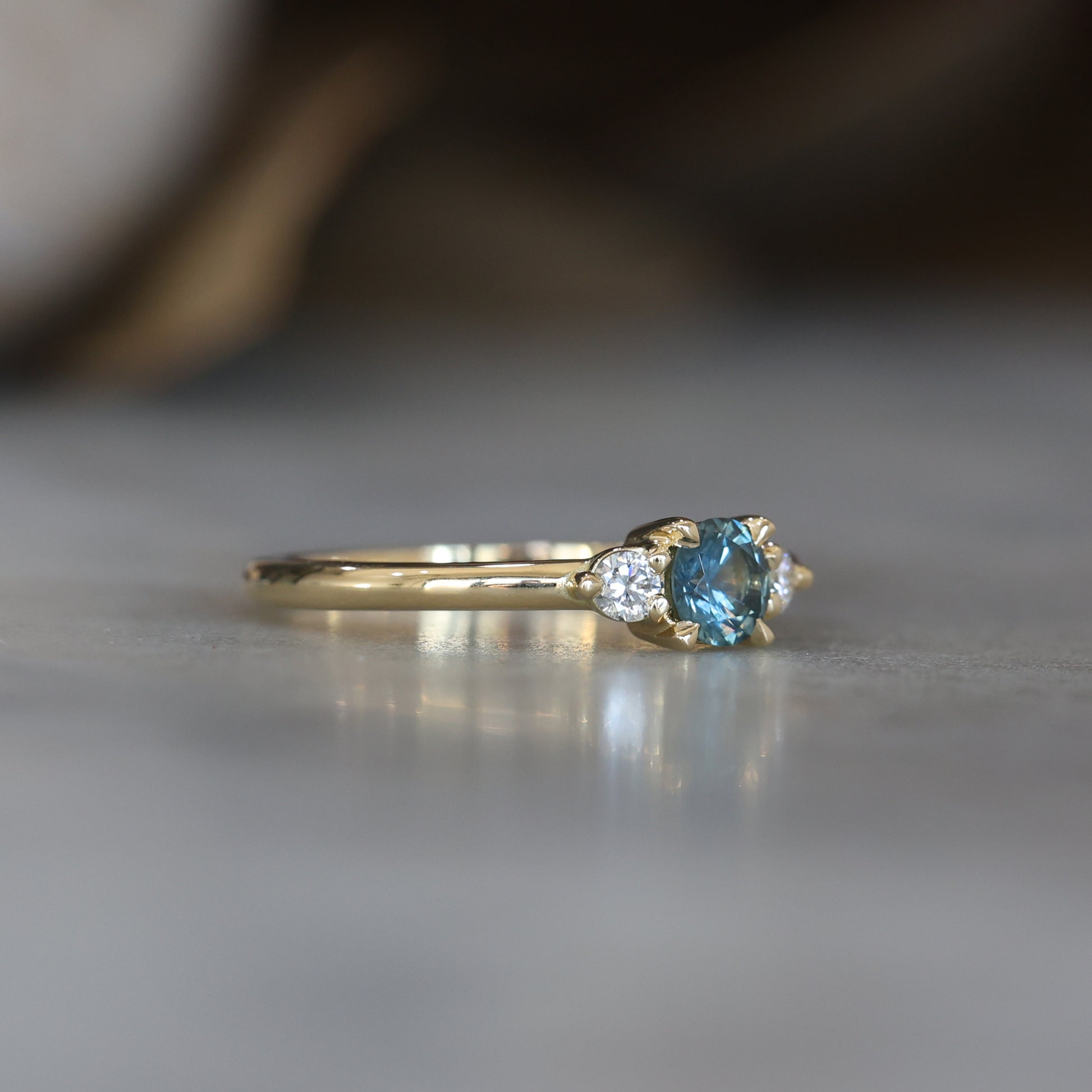 PICCOLO LUNAR TRILOGY / 0.40ct - 4.55mm ROUND MONTANA SAPPHIRE RING