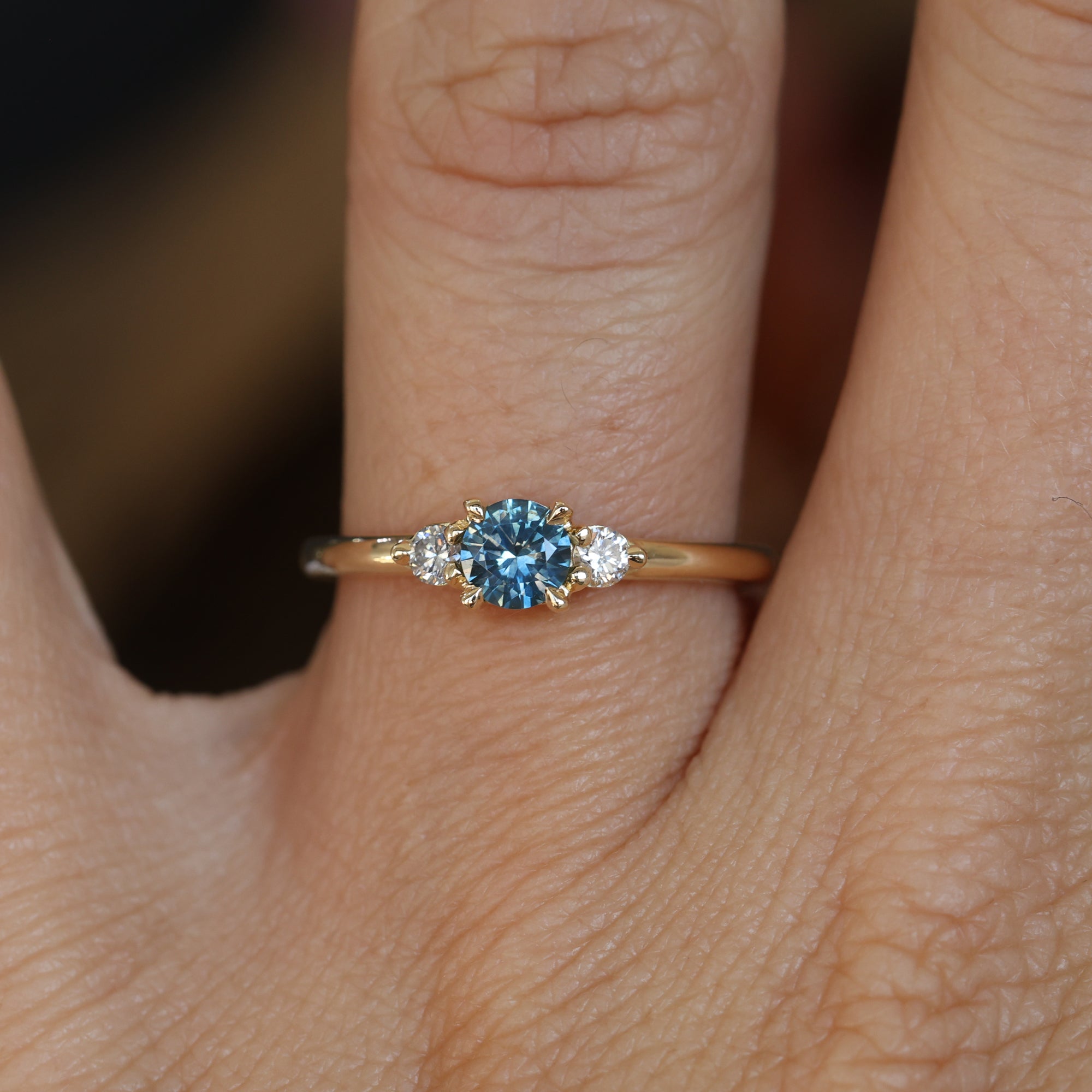 PICCOLO LUNAR TRILOGY / 0.40ct - 4.55mm ROUND MONTANA SAPPHIRE RING