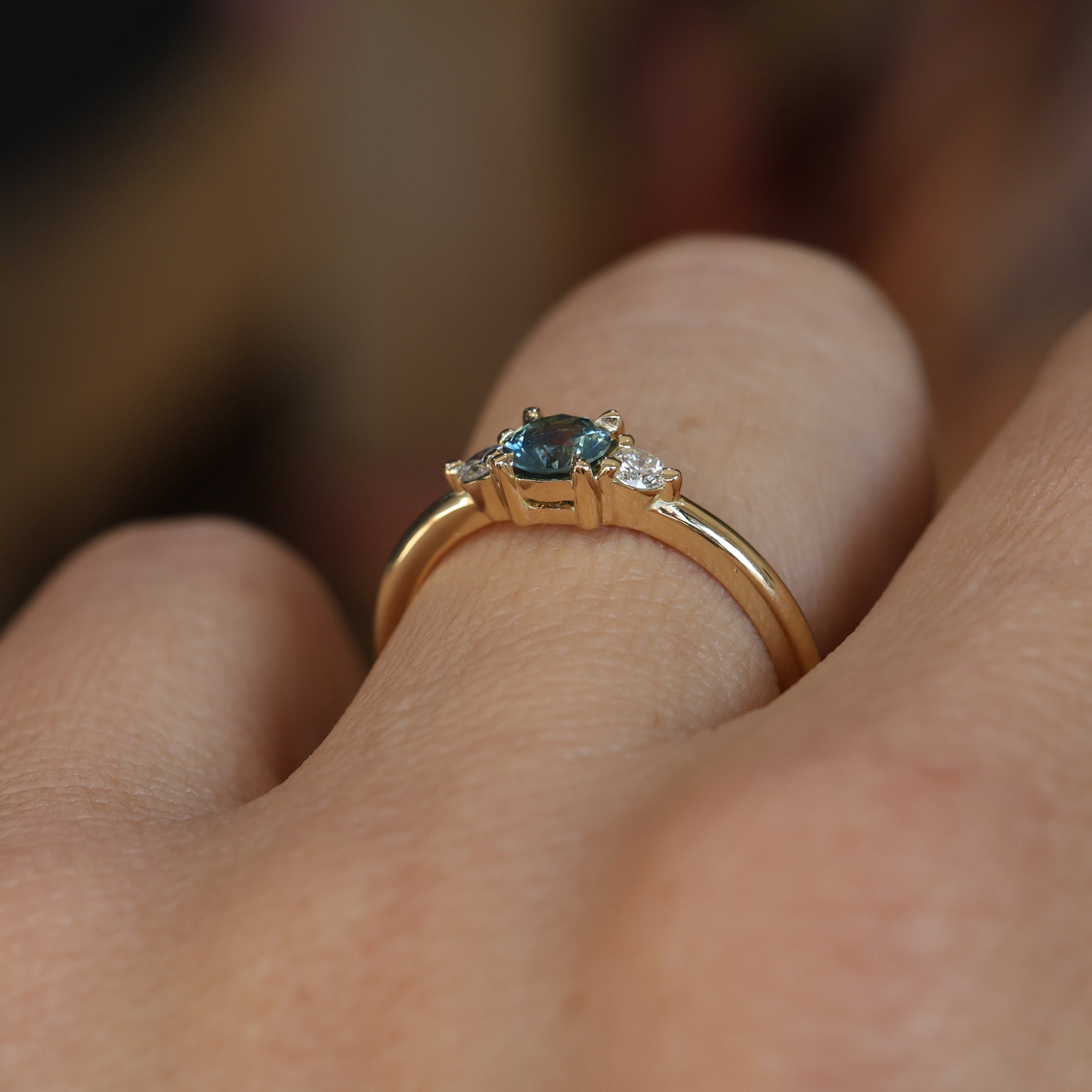 PICCOLO LUNAR TRILOGY / 0.40ct - 4.55mm ROUND MONTANA SAPPHIRE RING