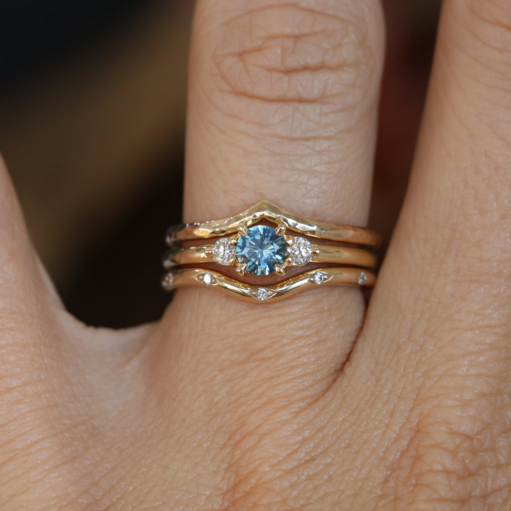 PICCOLO LUNAR TRILOGY / 0.40ct - 4.55mm ROUND MONTANA SAPPHIRE RING