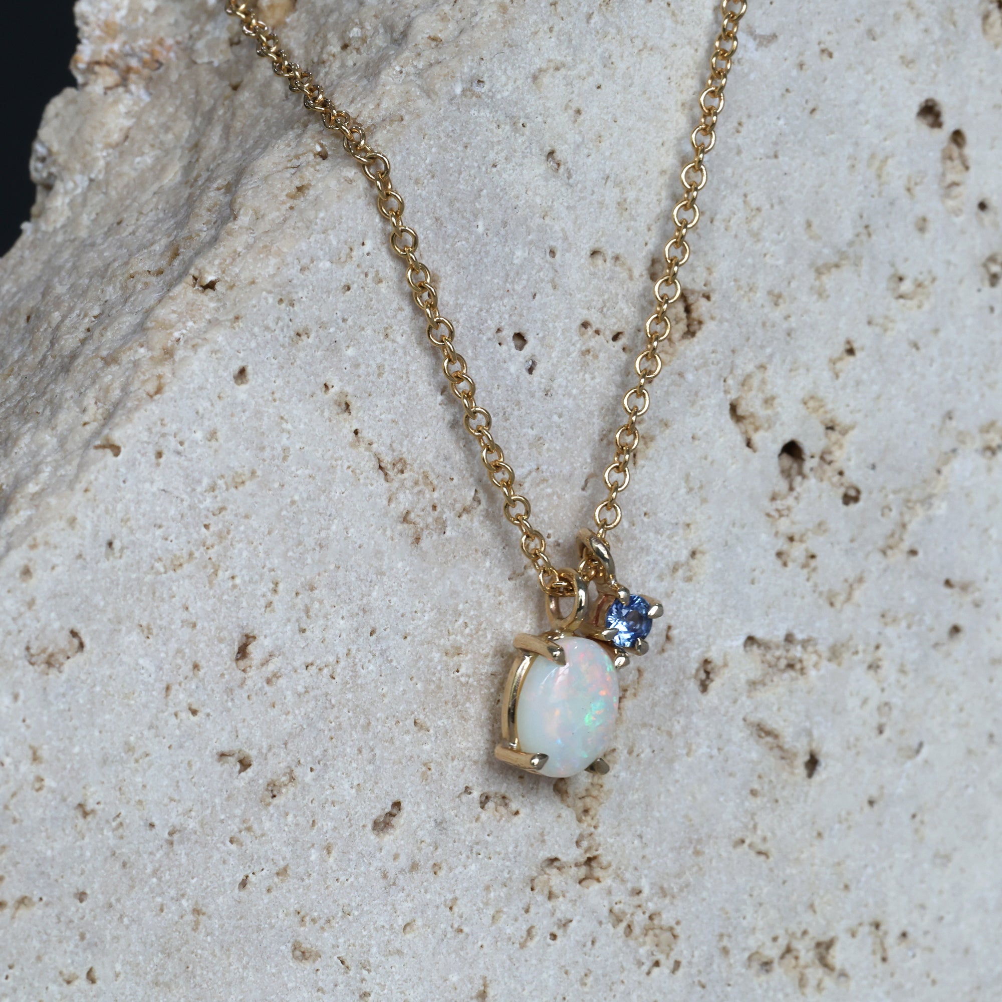 OVAL OPAL & SAPPHIRE / NECKLACE