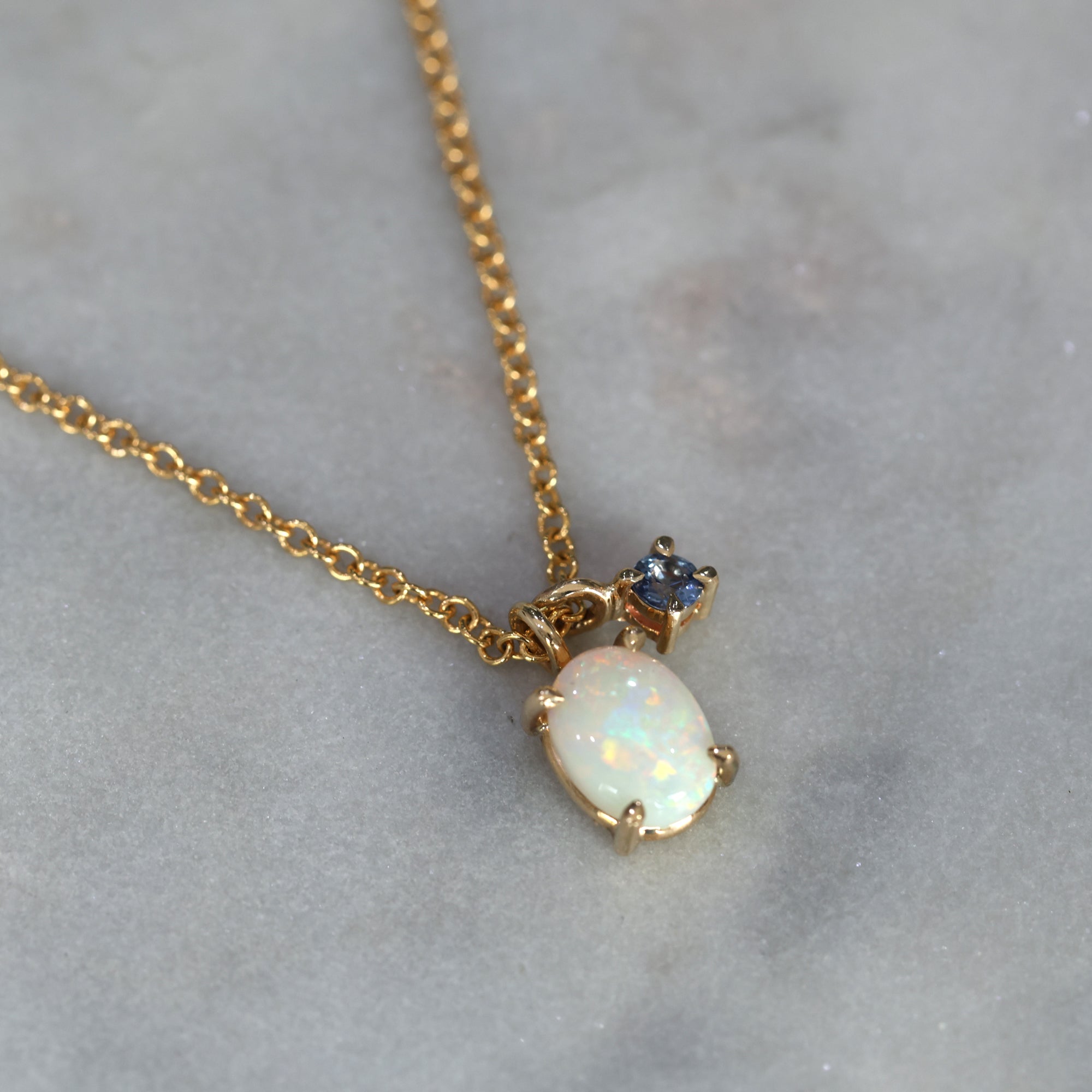 OVAL OPAL & SAPPHIRE / NECKLACE