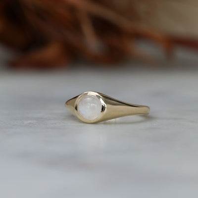 Petite Cabochon signet ring