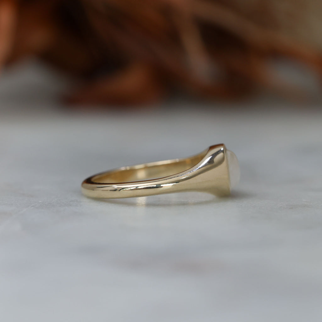 Petite Cabochon signet ring side