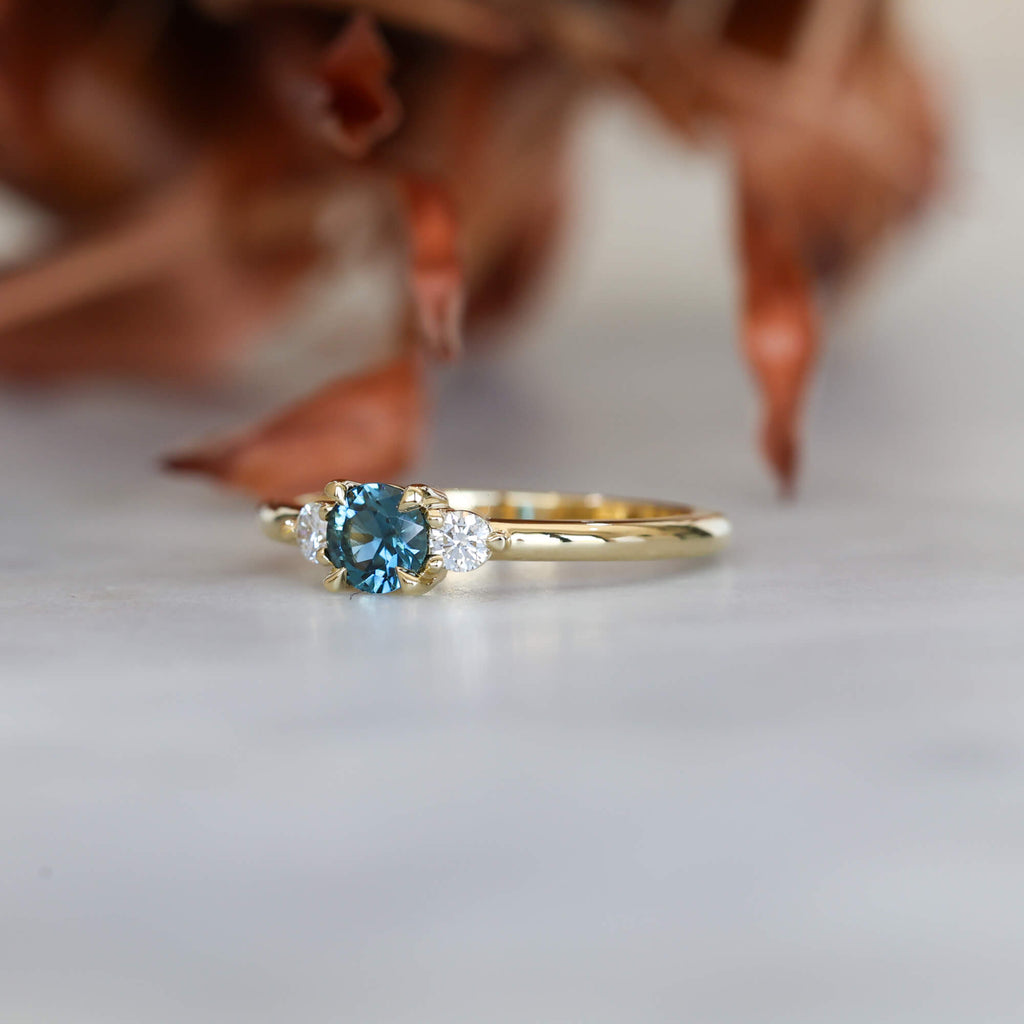 PICCOLO LUNAR TRILOGY | 0.41CT AUSTRALIAN SAPPHIRE ENGAGEMENT RING
