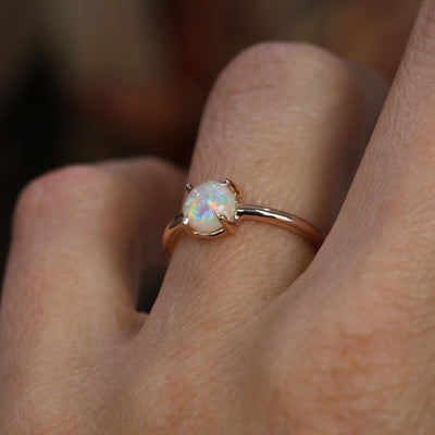 ROUND OPAL / 4 CLAW RING