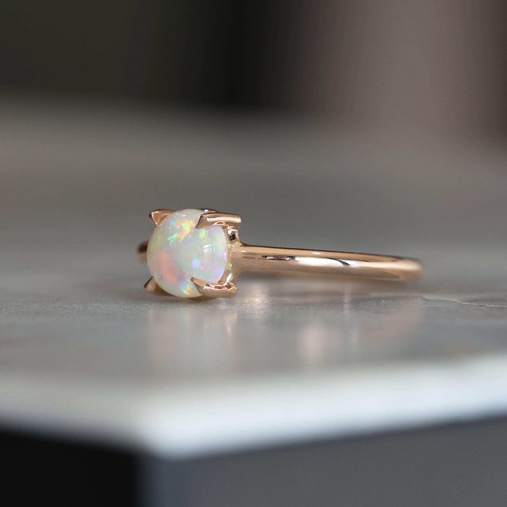 ROUND OPAL / 4 CLAW RING