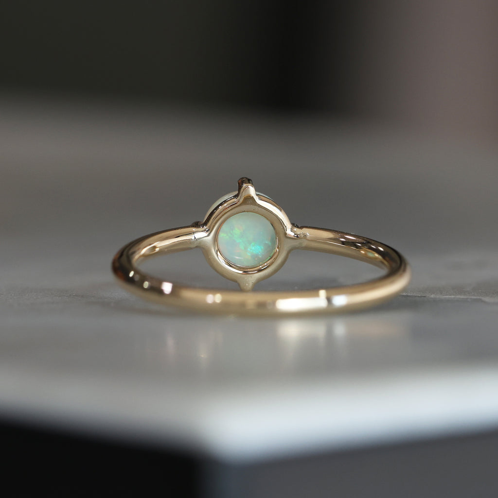 ROUND OPAL / 4 CLAW COMPASS RING II