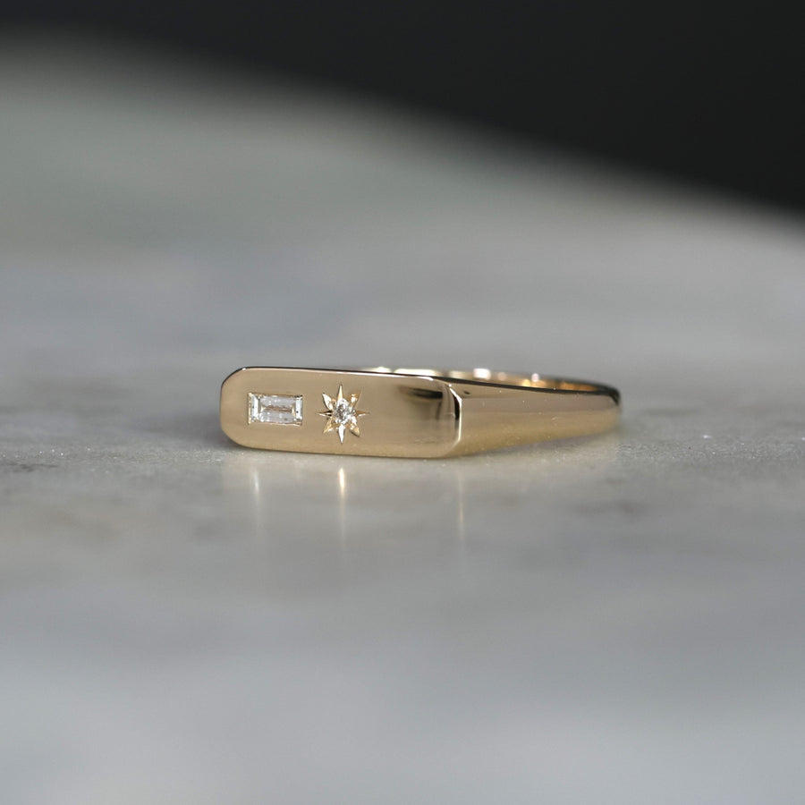 STAR SET DIAMOND BAR SIGNET