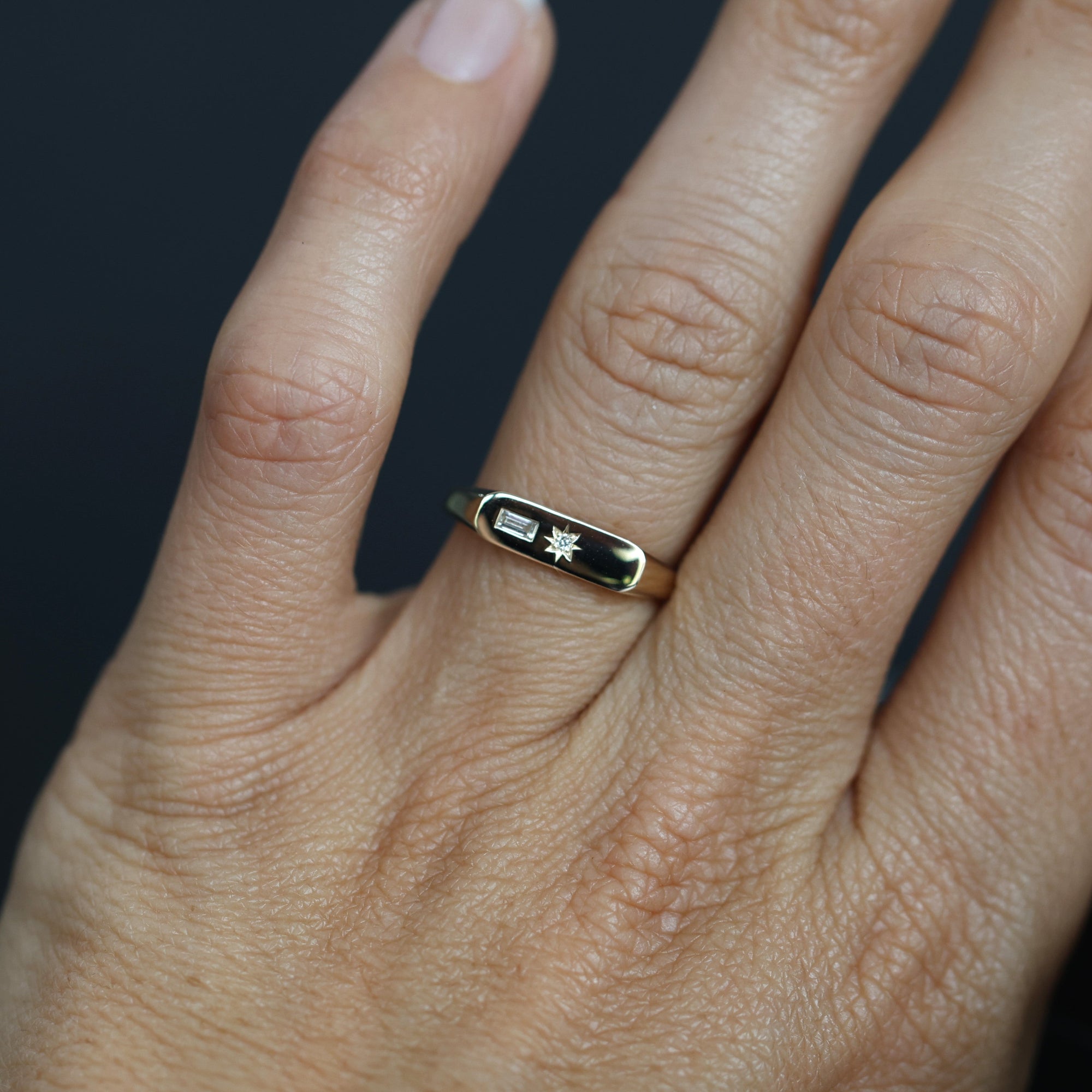 STAR SET DIAMOND BAR SIGNET