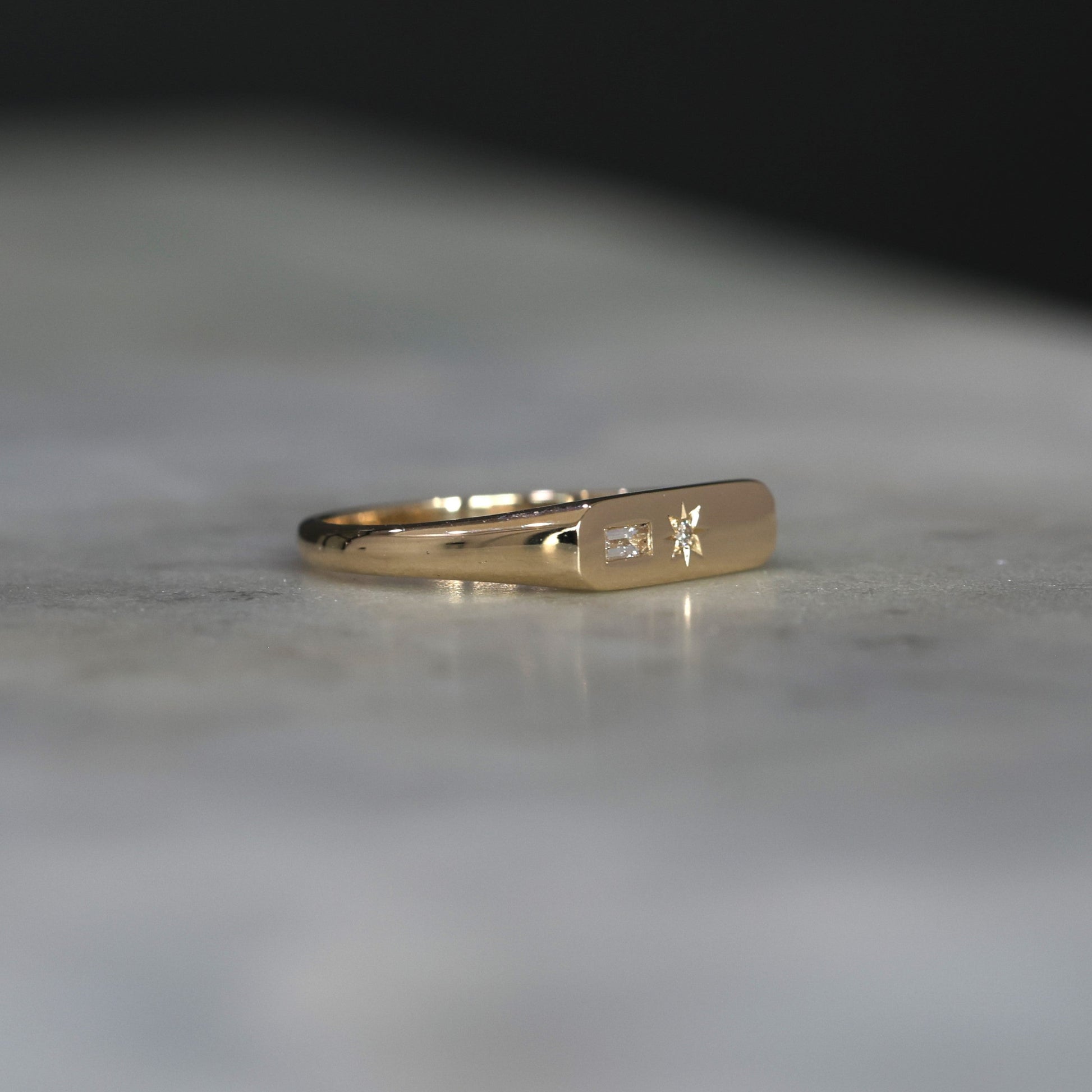 STAR SET DIAMOND BAR SIGNET