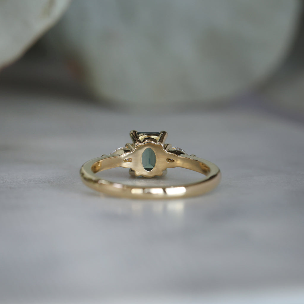 MAY TRILOGY / 1.07ct EMERALD CUT SAPPHIRE RING