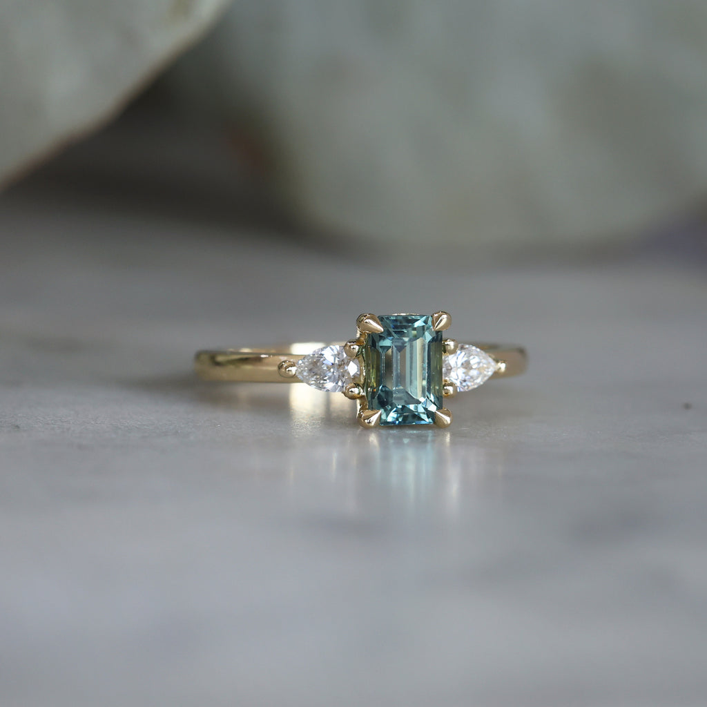 MAY TRILOGY / 1.07ct EMERALD CUT SAPPHIRE RING