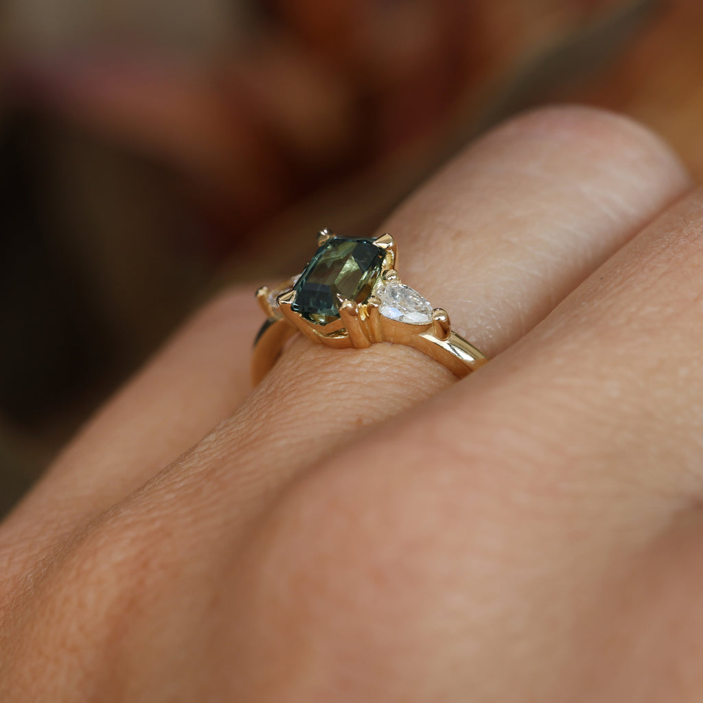 MAY TRILOGY / 1.07ct EMERALD CUT SAPPHIRE RING