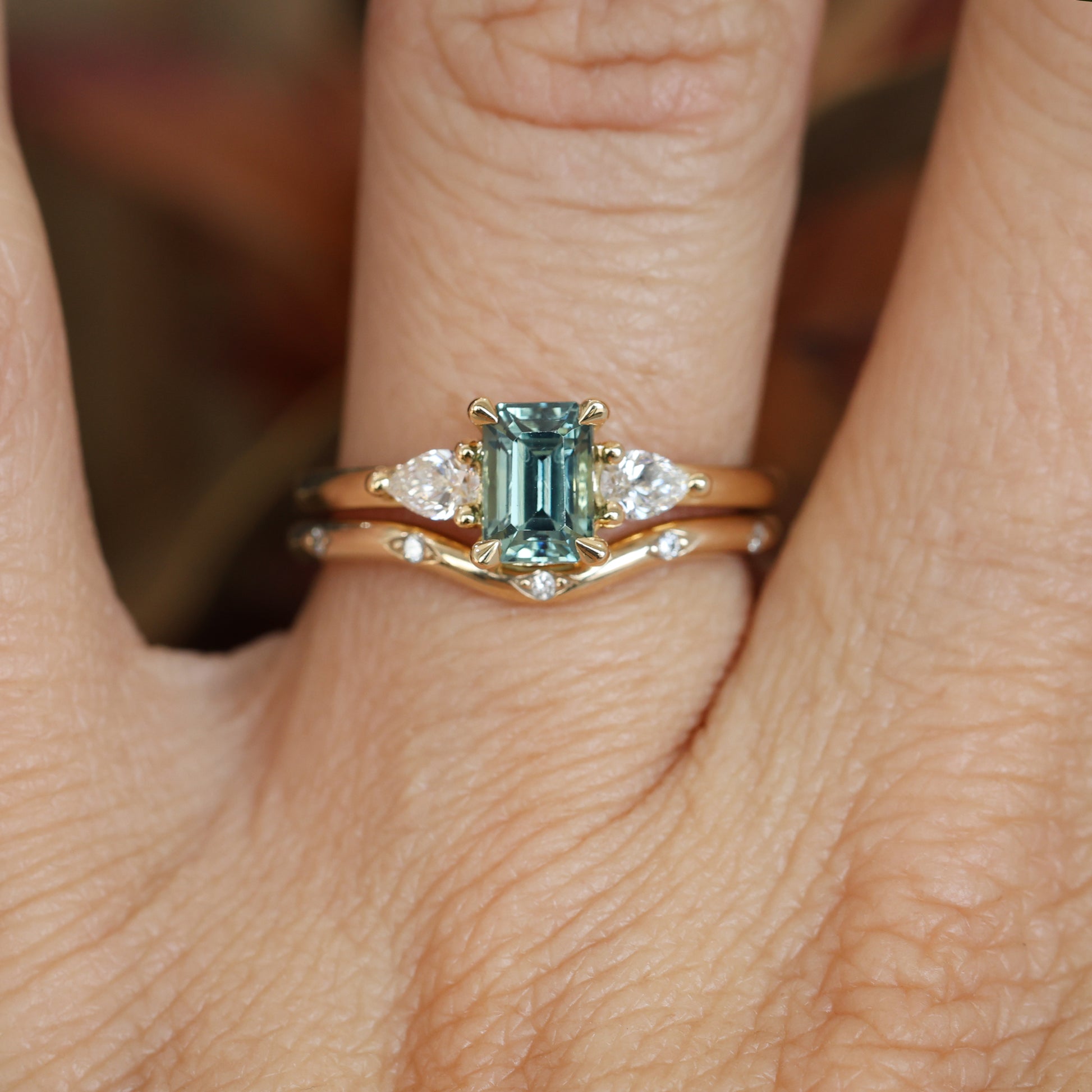 MAY TRILOGY / 1.07ct EMERALD CUT SAPPHIRE RING