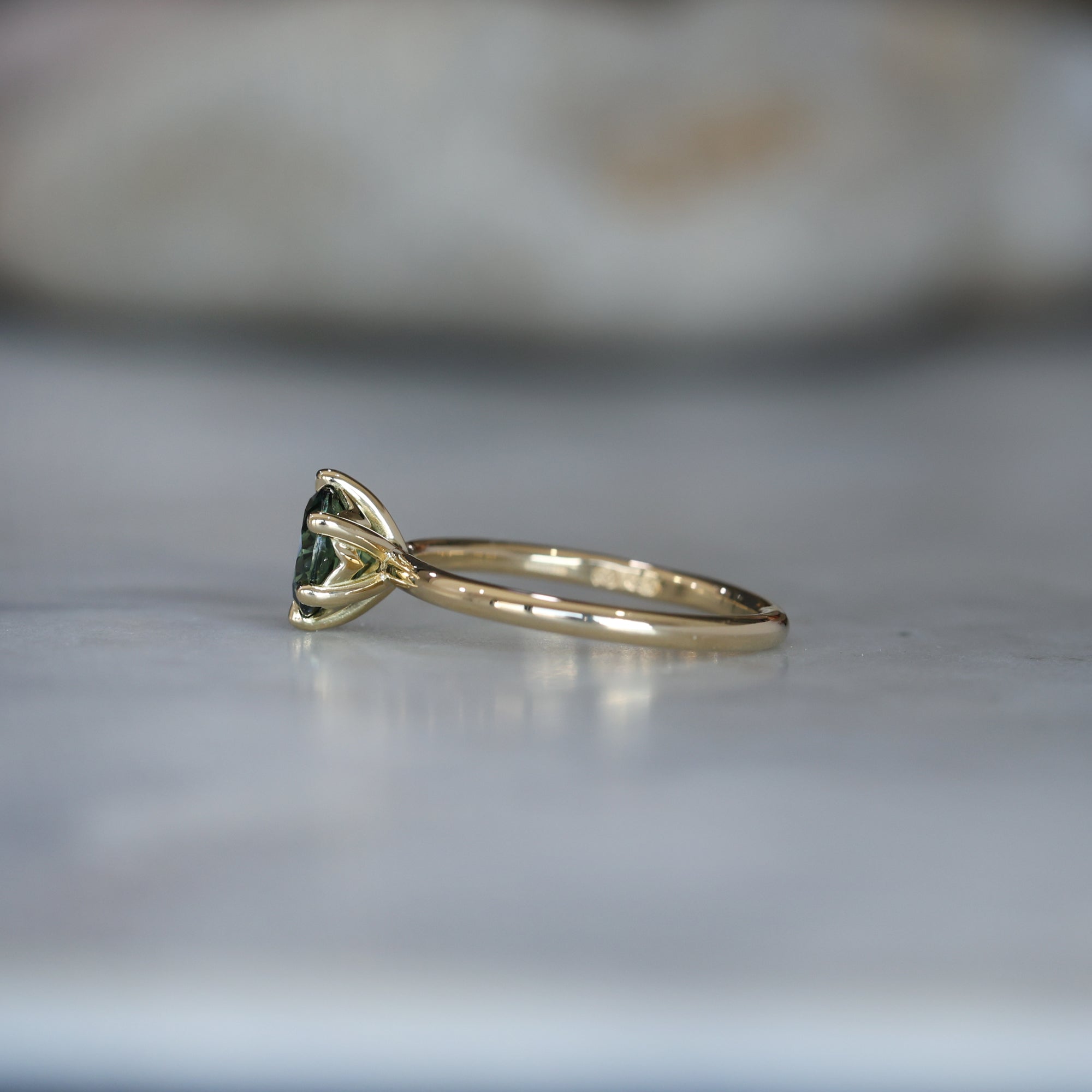 DUNE / 1.22ct ROUND PARTI SAPPHIRE 6 CLAW SOLITAIRE