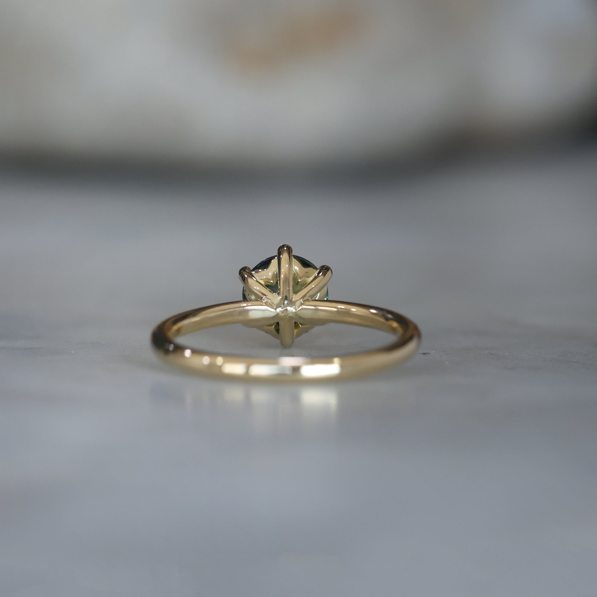 DUNE / 1.22ct ROUND PARTI SAPPHIRE 6 CLAW SOLITAIRE