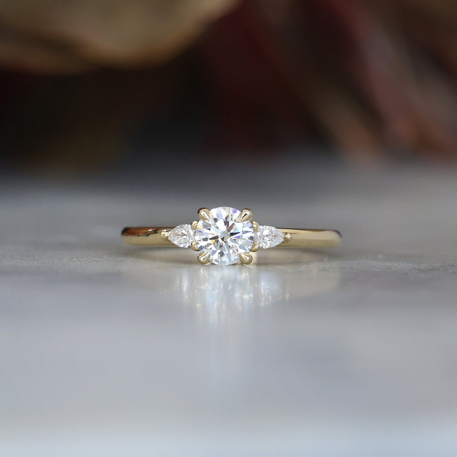 PICCOLO TRILOGY / 0.51ct ROUND DIAMOND RING