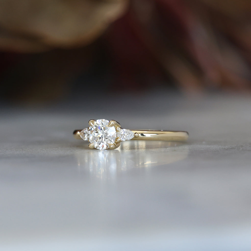 PICCOLO TRILOGY / 0.51ct ROUND DIAMOND RING